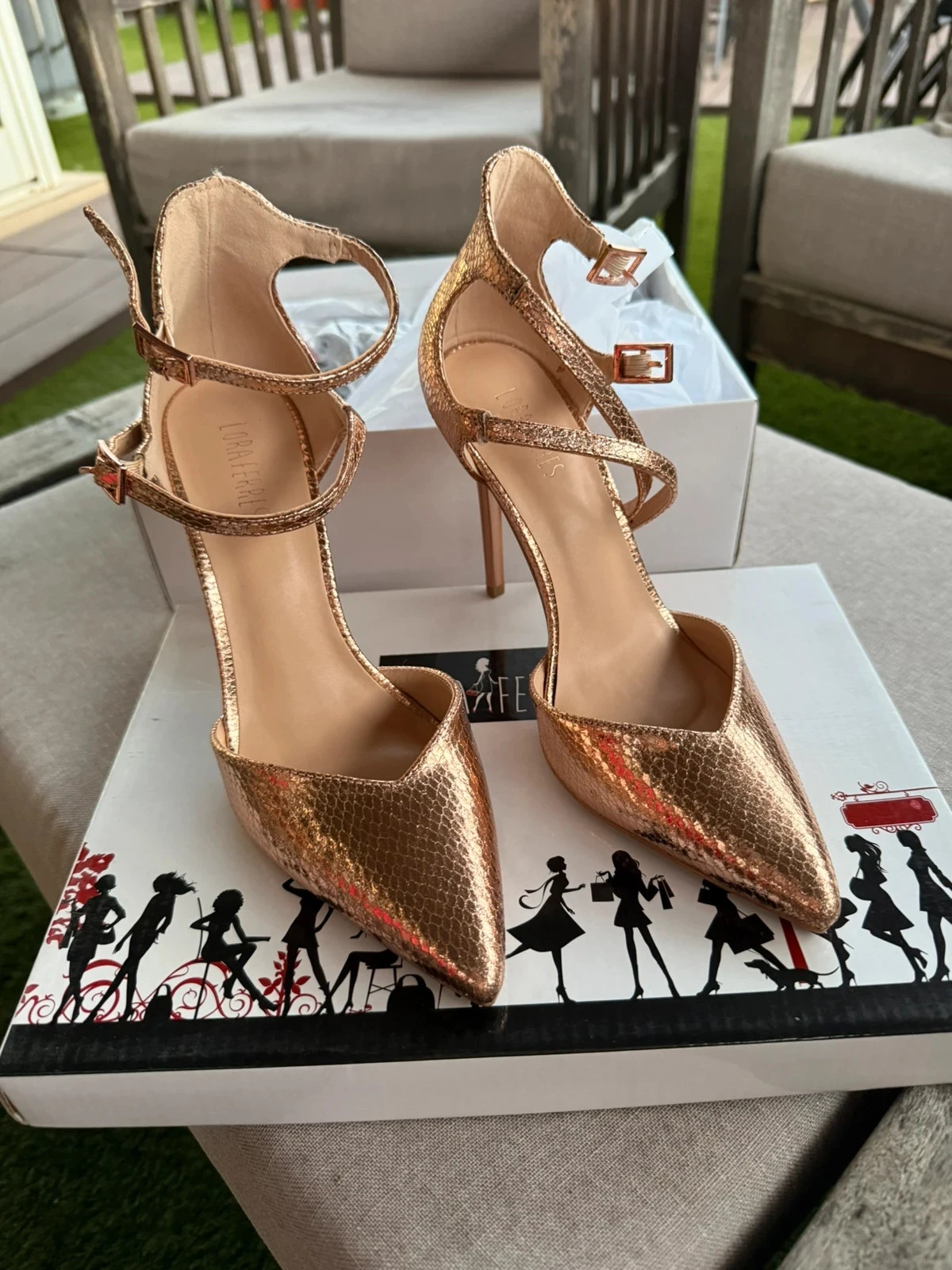 Tacones dorados efecto serpiente Lora Ferres